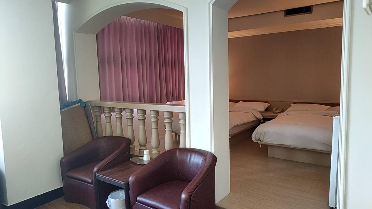 Dc Hotel Taichung Esterno foto